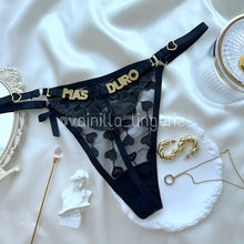 Cargar imagen en el visor de la galería, Tanga Hilo Negro con texto: Más duro