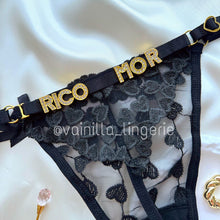 Load image in gallery viewer,Tanga Hilo Negro con texto: Rico Mor