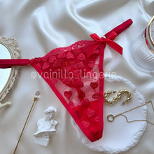 Cargar imagen en el visor de la galería, Tanga Hilo Rojo con texto: Rico Mor