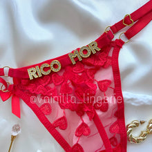 Cargar imagen en el visor de la galería, Tanga Hilo Rojo con texto: Rico Mor