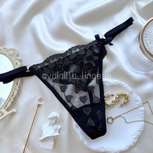 Cargar imagen en el visor de la galería, Tanga Hilo Negro con texto: Más duro

