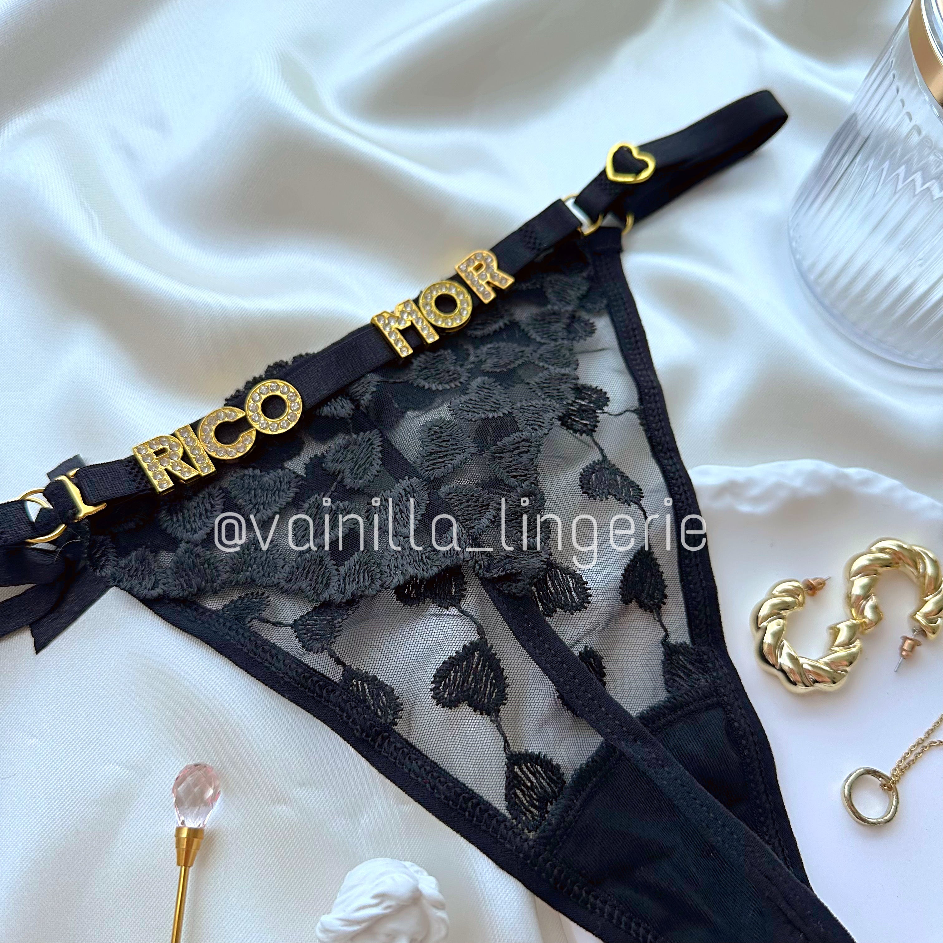 Tanga Hilo Negro con texto: Rico Mor