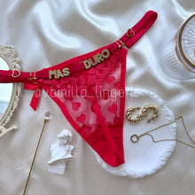 Cargar imagen en el visor de la galería, Tanga Hilo Rojo con texto: Más duro
