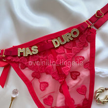 Cargar imagen en el visor de la galería, Tanga Hilo Rojo con texto: Más duro
