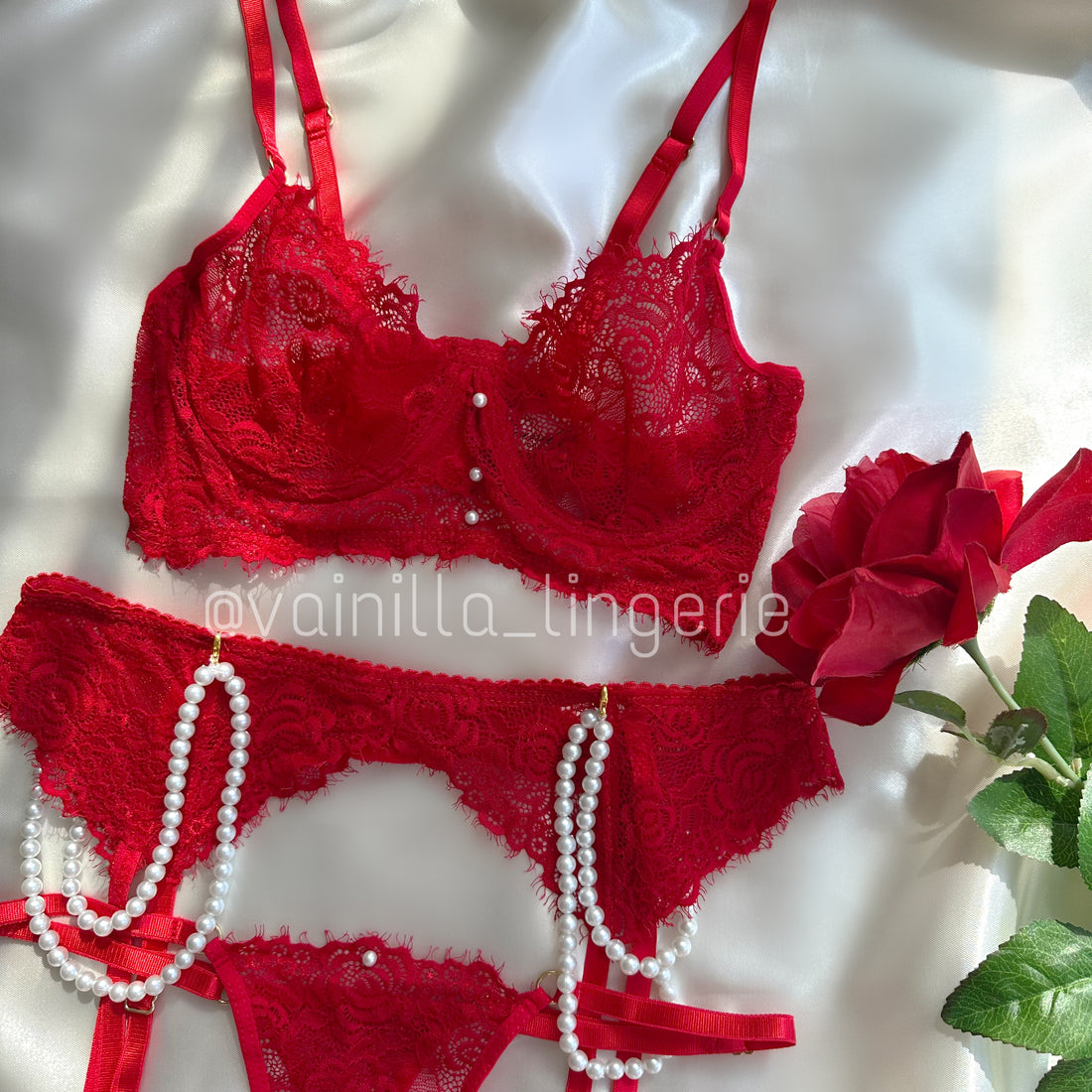 Ariana Rojo con perlas