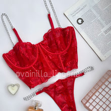 Load image in gallery viewer,Victoria Rojo con cadena
