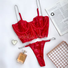 Load image in gallery viewer,Victoria Rojo con cadena
